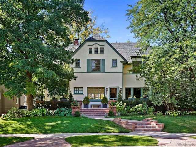 view of front of property featuring a front lawn