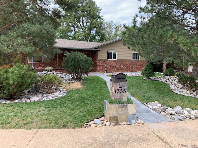 view of front facade with a front yard