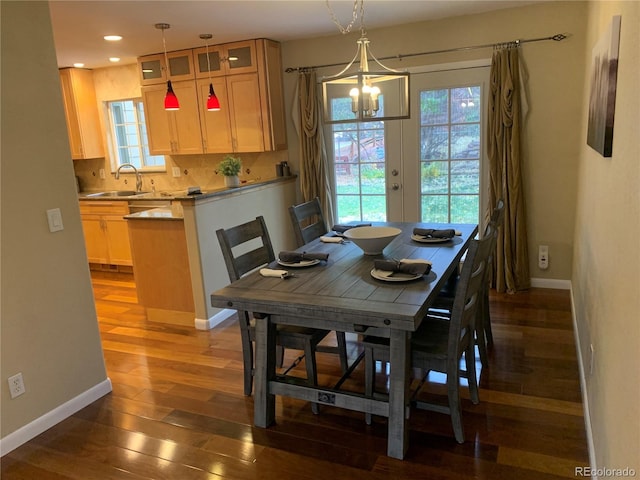 dining room featuring dark hardwood / wood-style floors, a notable chandelier, and sink