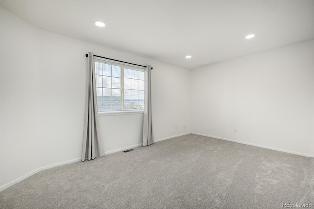 carpeted spare room with baseboards, recessed lighting, and visible vents
