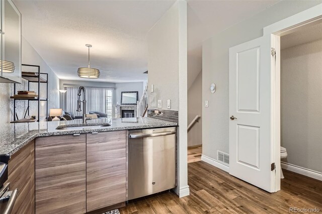 1818 S Quebec Way Unit 11-8, Denver, CO 80231 - kitchen featuring visible vents, baseboards, dark wood-style floors, a sink, and dishwasher