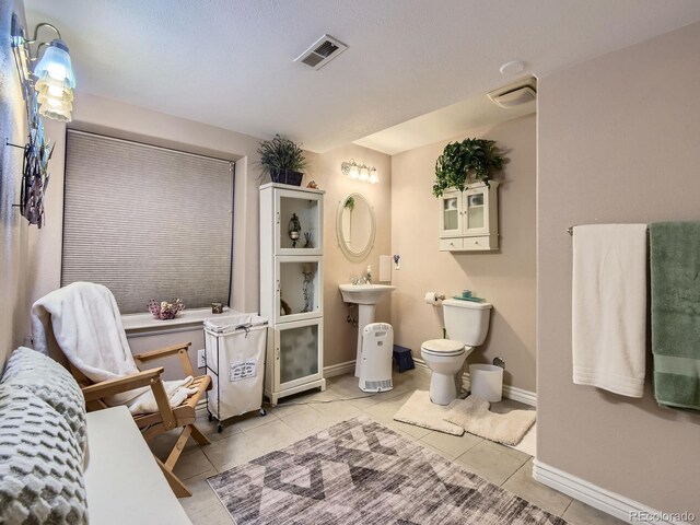 2676 S Troy Ct, Aurora, CO 80014 - bathroom featuring toilet, tile patterned flooring, visible vents, and baseboards