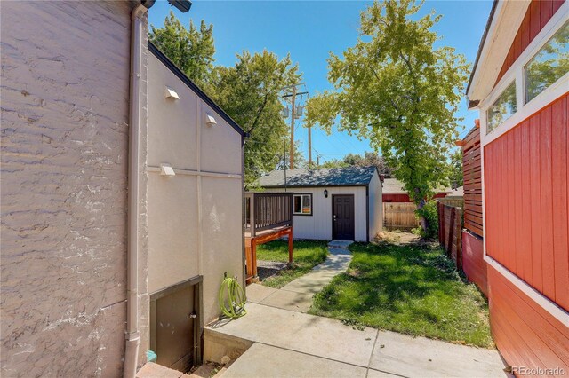 view of yard with a storage unit