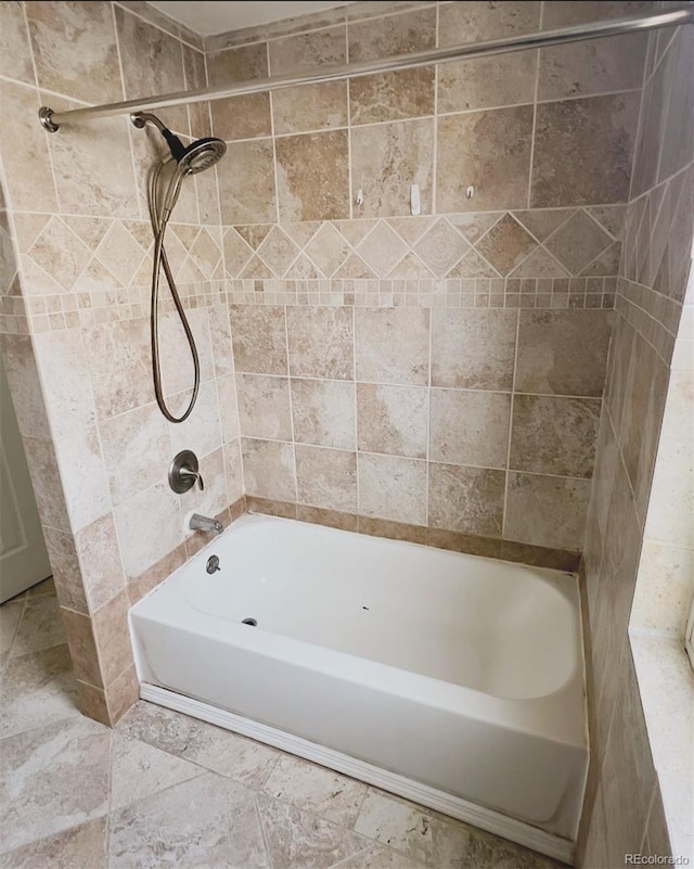 bathroom with tiled shower / bath