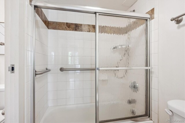4801 E 9th Ave Unit 402S, Denver, CO 80220 - full bath featuring toilet and combined bath / shower with glass door