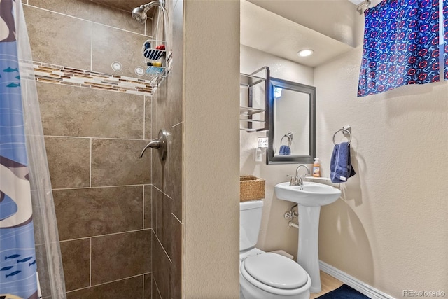 11320 Irma Dr, Northglenn, CO 80233 - full bath featuring tiled shower, toilet, and a textured wall