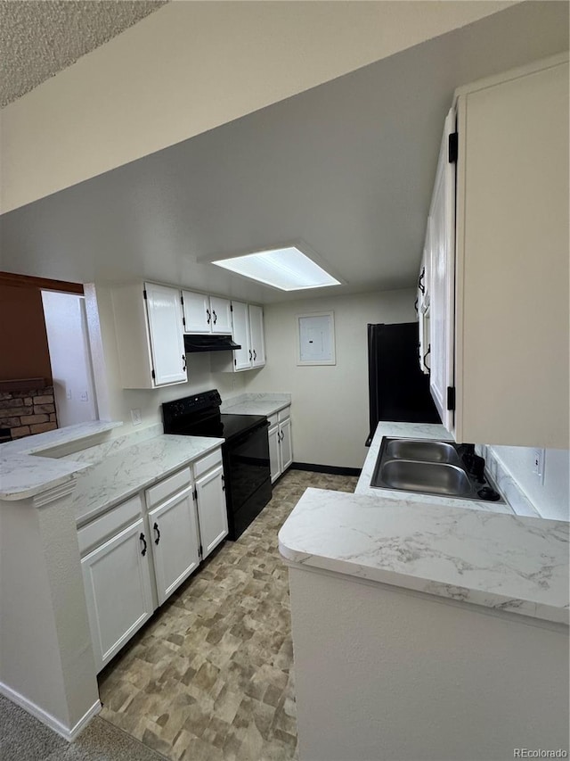 kitchen featuring a sink, a peninsula, baseboards, white cabinetry, and black range with electric stovetop