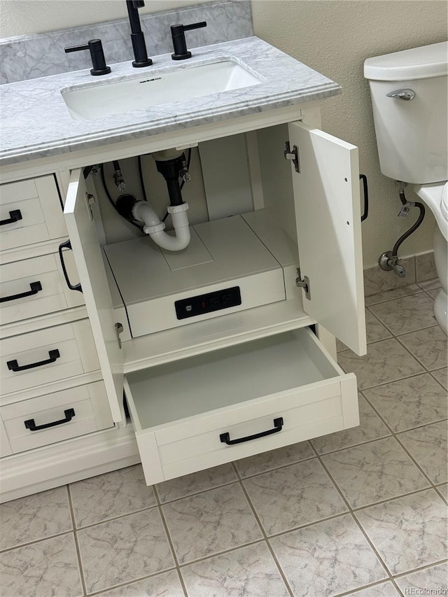 room details featuring a sink and a textured wall