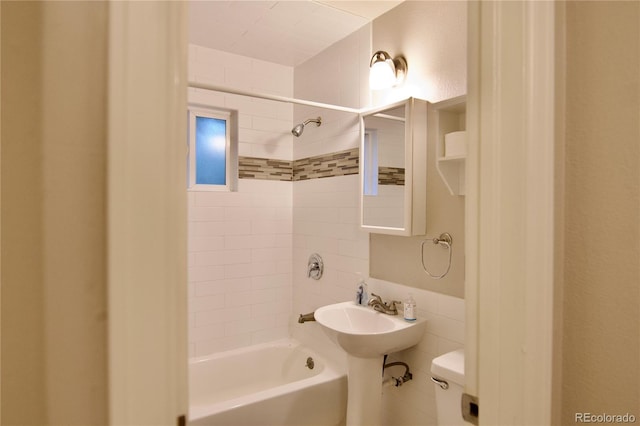 bathroom with tiled shower / bath and toilet