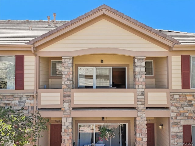 view of front of home featuring a balcony