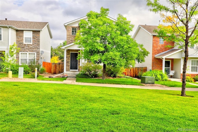 view of front of property featuring fence and a front yard