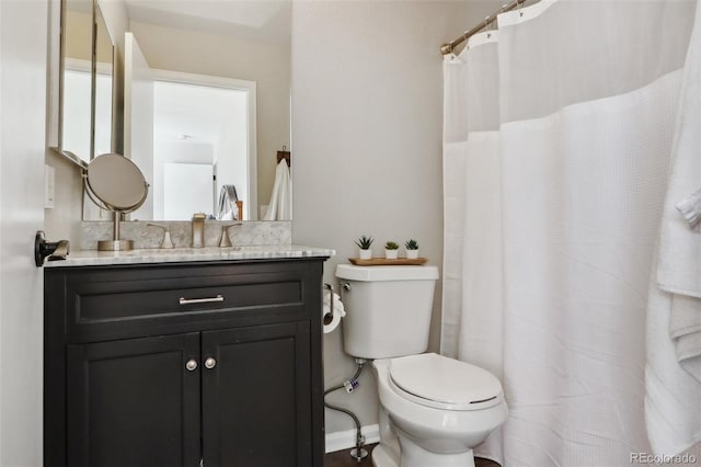 full bath with a shower with shower curtain, vanity, and toilet