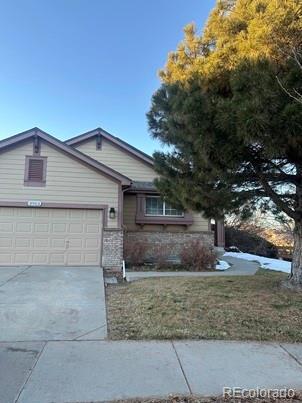 view of front of property featuring a garage and a front yard