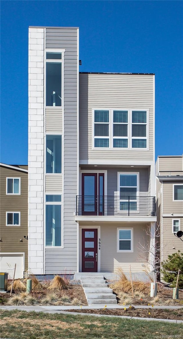 view of front of home featuring a balcony