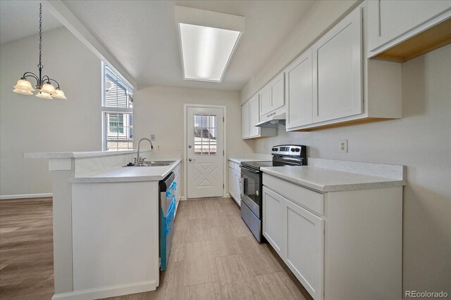 kitchen featuring appliances with stainless steel finishes, a sink, a peninsula, a chandelier, and under cabinet range hood