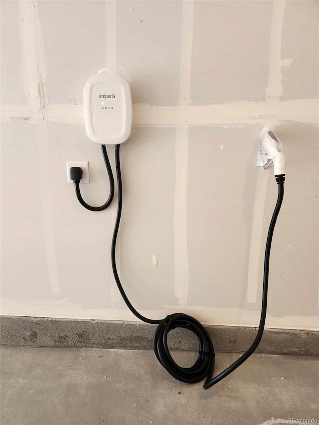 room details featuring concrete flooring