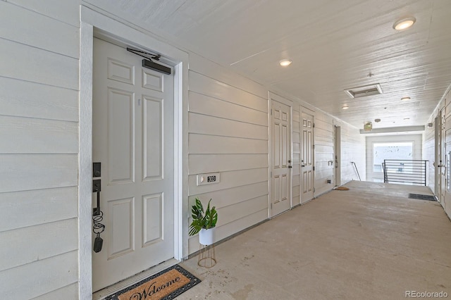 property entrance featuring a porch