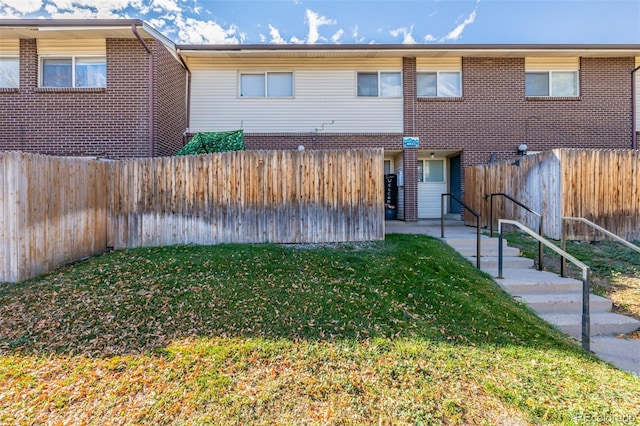 view of front of property featuring a front yard