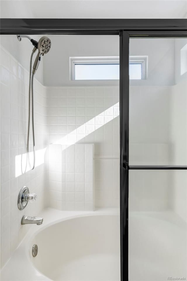 bathroom with tiled shower / bath