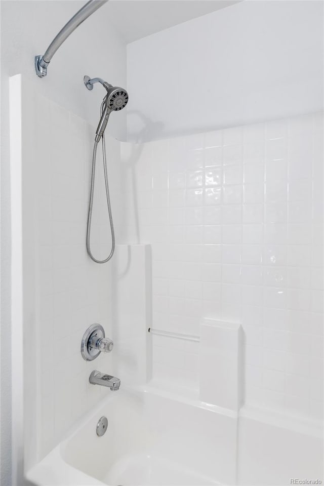 bathroom featuring tiled shower / bath