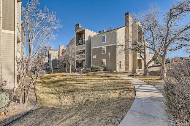 view of property's community featuring a lawn