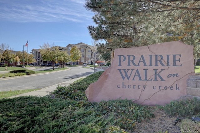 community sign featuring a residential view