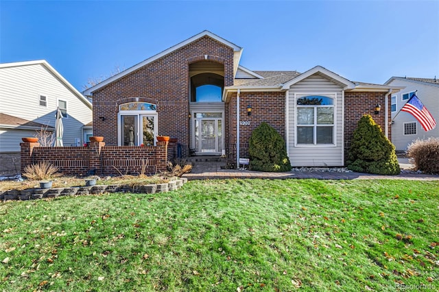 view of front of property featuring a front lawn