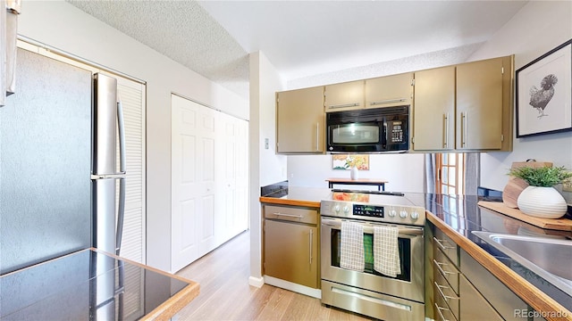 6836 W 79th Dr, Arvada, CO 80003 - kitchen featuring stainless steel appliances, light wood finished floors, dark countertops, and gray cabinetry