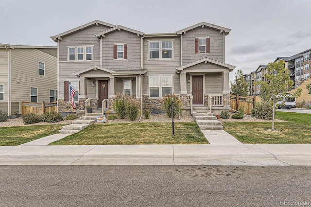 craftsman inspired home featuring a front yard