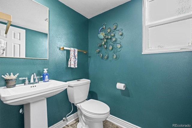 8815 W Quarto Cir, Littleton, CO 80128 - bathroom featuring baseboards, toilet, and a sink