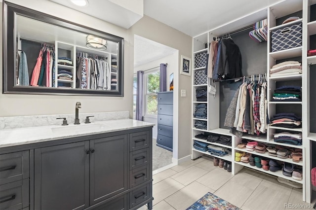 8815 W Quarto Cir, Littleton, CO 80128 - walk in closet with a sink