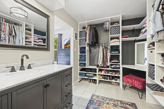 8815 W Quarto Cir, Littleton, CO 80128 - walk in closet with a sink