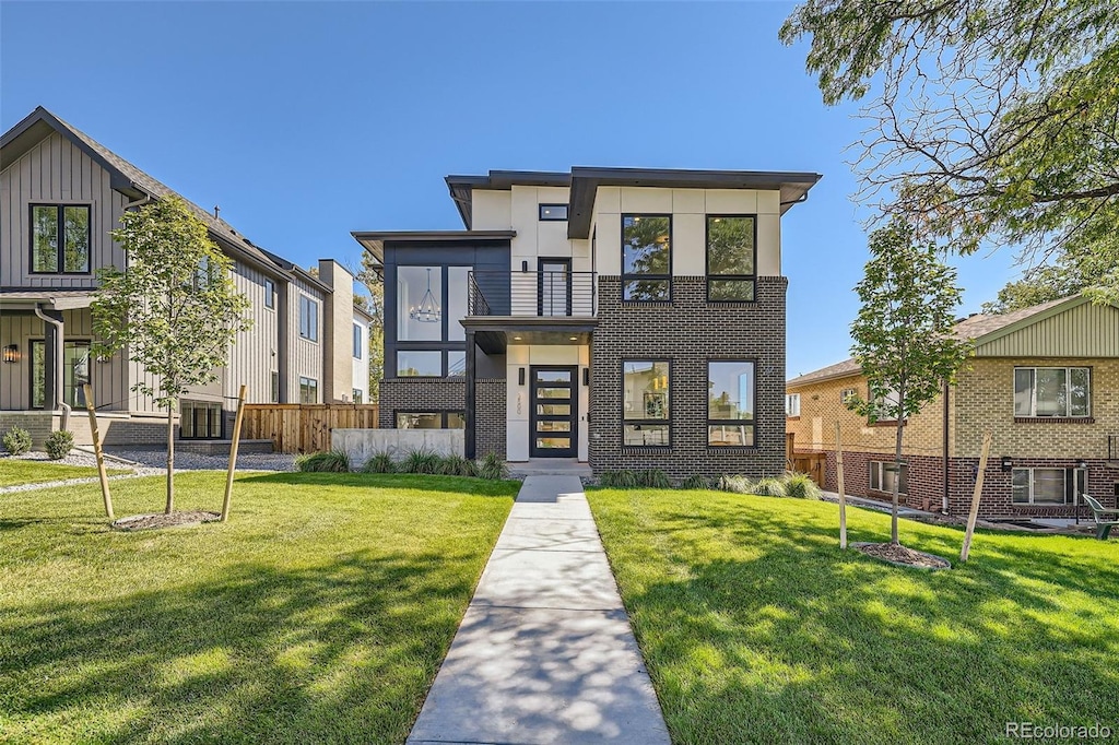 view of front of property featuring a front lawn