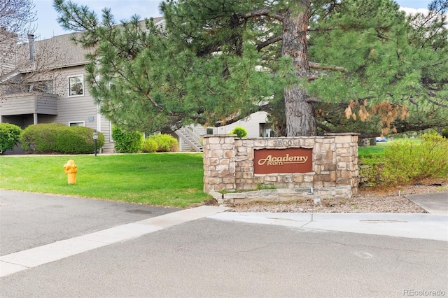 community sign featuring a yard