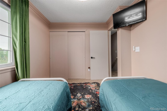 16051 E Alabama Dr, Aurora, CO 80017 - bedroom featuring a textured ceiling, crown molding, and a closet
