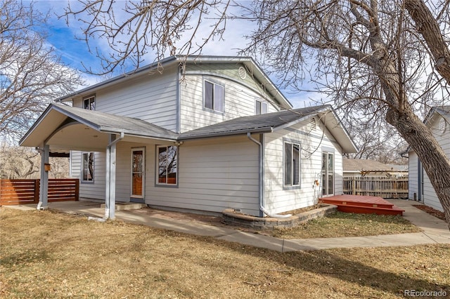 view of front of property featuring a front lawn