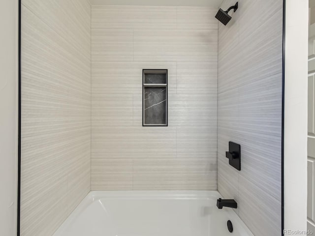 bathroom with tiled shower / bath combo