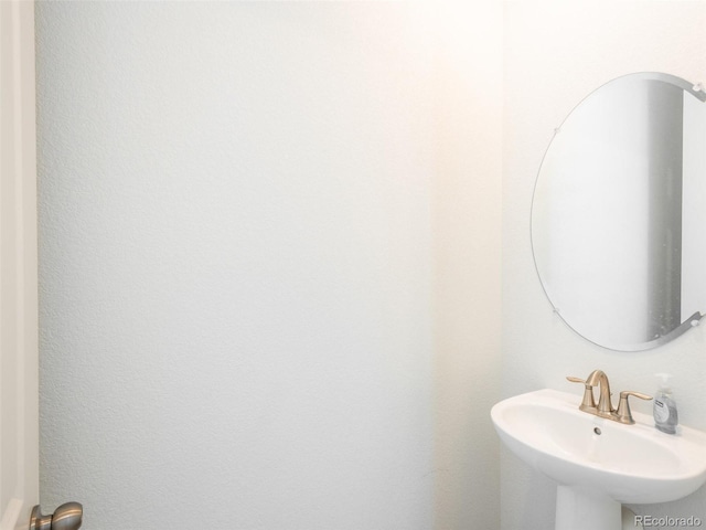 bathroom featuring sink