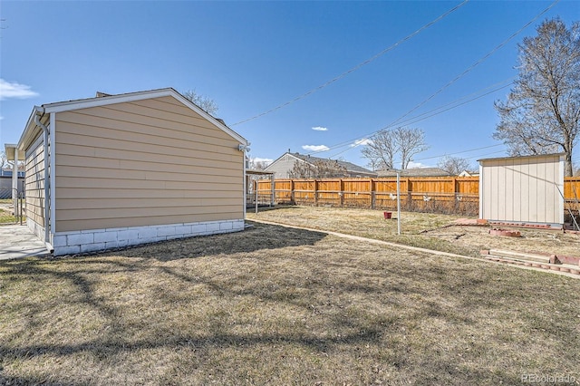 view of yard featuring an outbuilding and fence