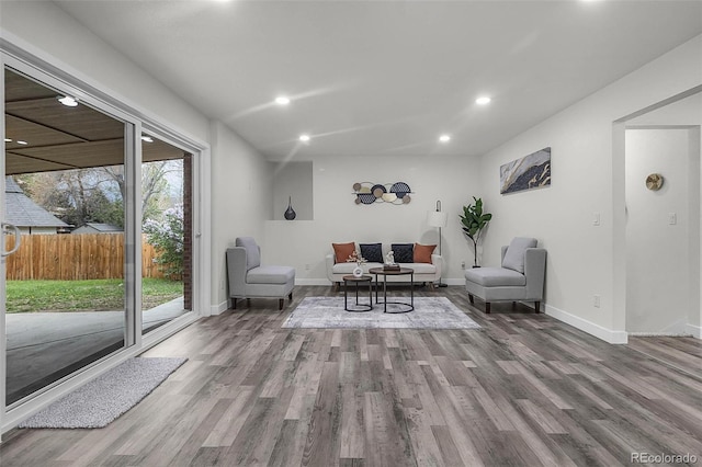 living area featuring recessed lighting, baseboards, and wood finished floors