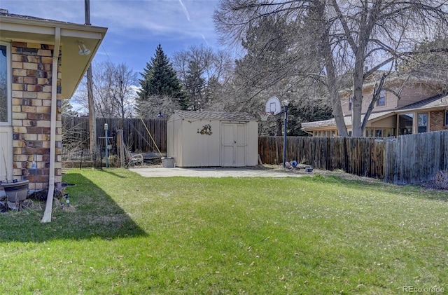 view of yard featuring a storage unit