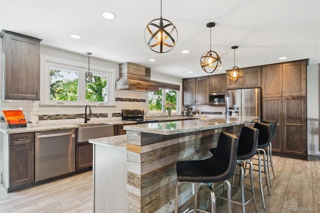 6537 S Brentwood Way, Littleton, CO 80123 - kitchen featuring stainless steel appliances, a sink, light wood-style floors, backsplash, and recessed lighting