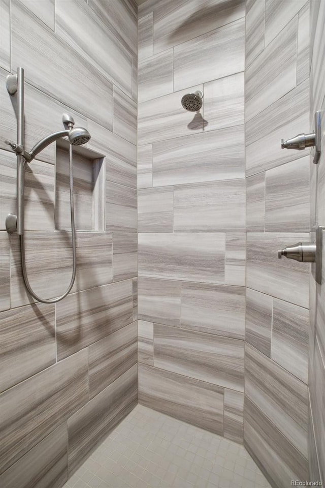 bathroom featuring tiled shower