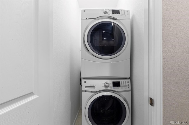 23630 E 5th Pl, Aurora, CO 80018 - laundry area with stacked washer / drying machine and a textured wall