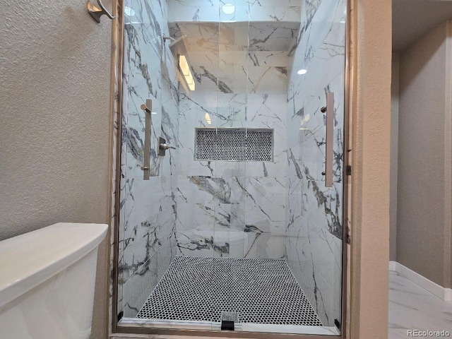 483 W 172nd Pl, Broomfield, CO 80023 - full bath featuring a marble finish shower, a textured wall, toilet, and marble look tile flooring