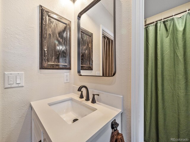 1247 S Idalia St, Aurora, CO 80017 - full bath featuring vanity and a textured wall