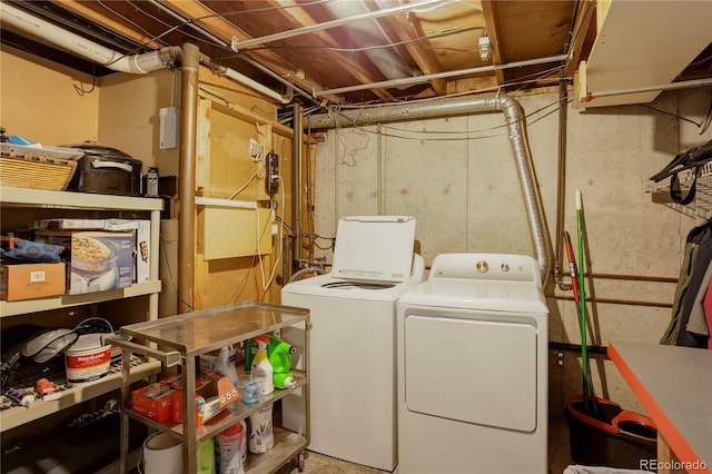 washroom featuring washing machine and clothes dryer