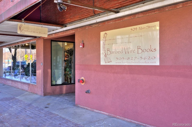 property entrance featuring ceiling fan