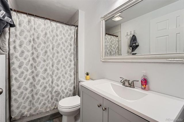 full bathroom with toilet, visible vents, curtained shower, and vanity