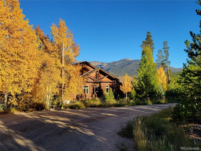 view of front of house featuring a mountain view